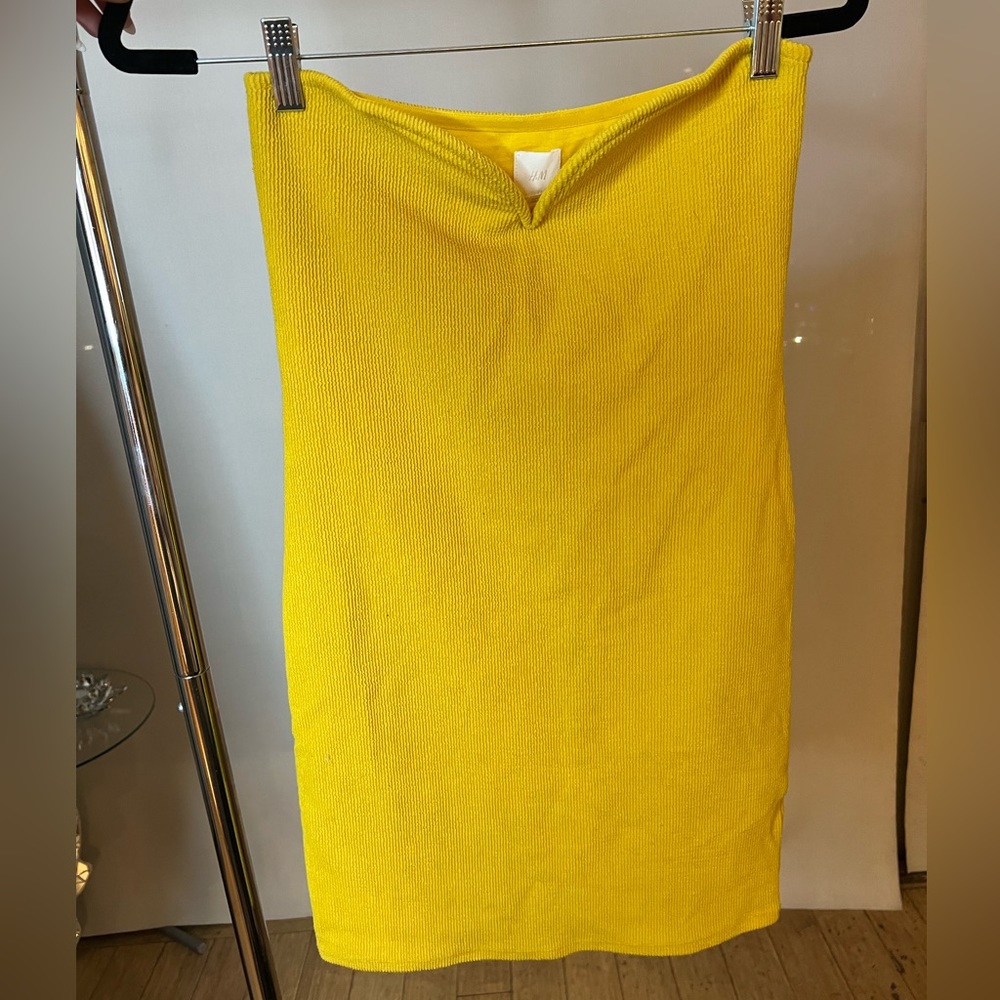 H&M mustard yellow bodycon dress. Brand new, Never worn. Has a bustier like wire